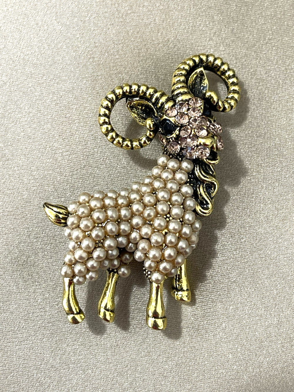 NWOT Ram Sheep Brooch Pin Gold Tone Beige Pearl Rhinestone Wool Yarn Lovers